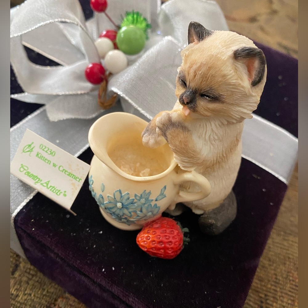 Kitten w/ creamer - collectible figurine